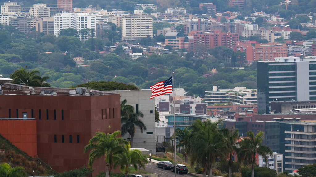 A 2019-es bezárás után az amerikai nagykövetség márciusban újra megnyitotta kapuit Caracasban