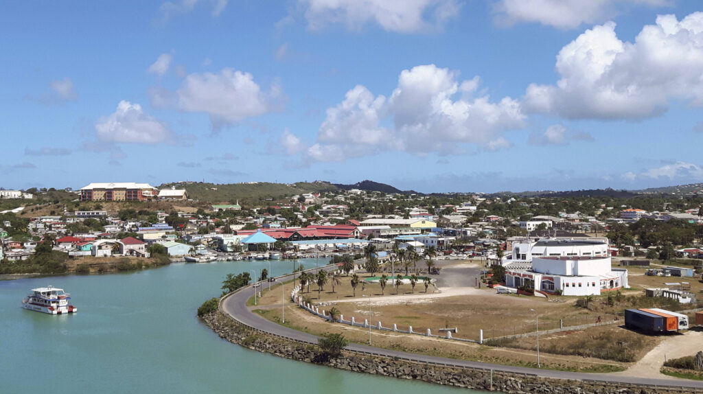 Antigua szigetén található St. John kikötője festői látványt nyújt. A karibi államok azonban ma több problémával küzdenek, mint valaha
