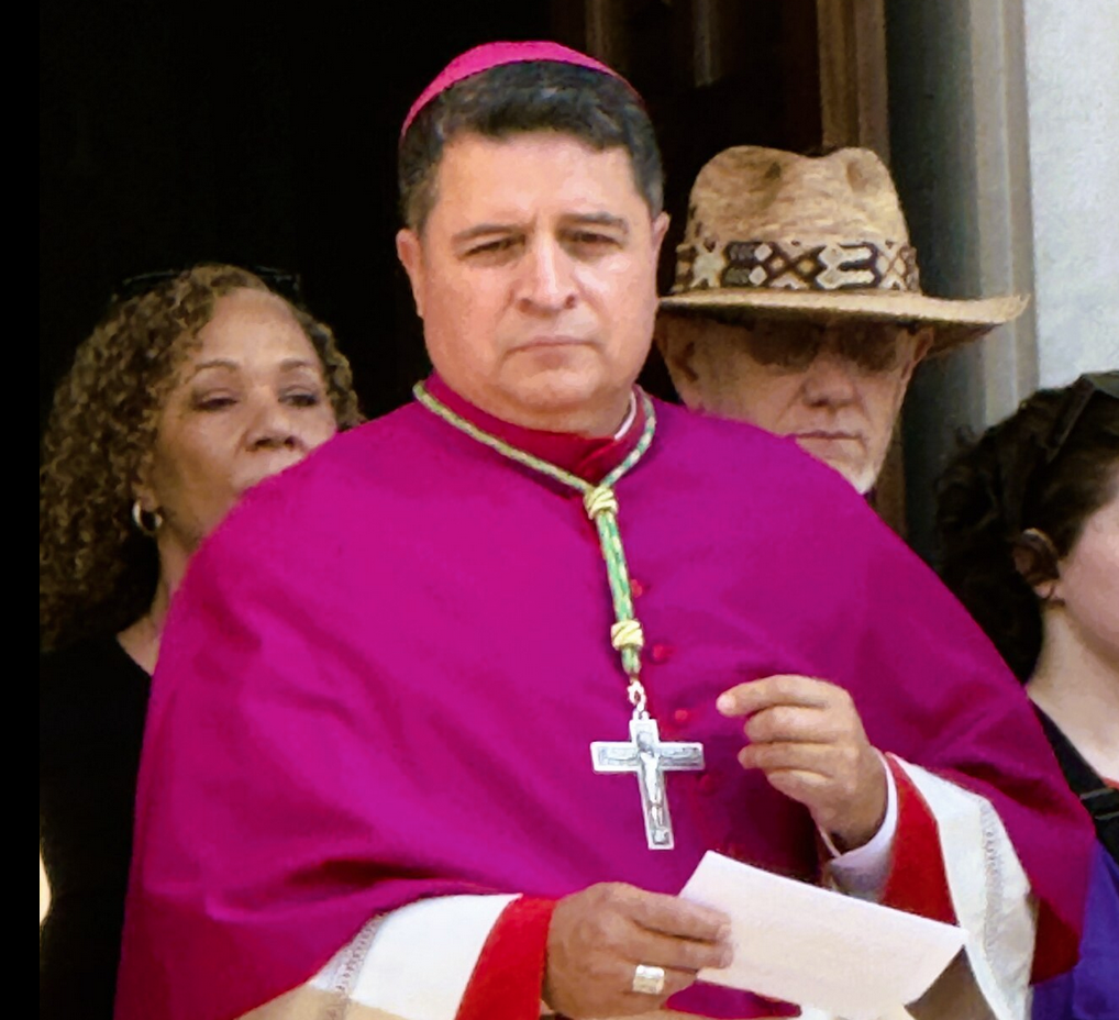 Evelio Menjívar-Ayala kinevezésével Wheeling-Charleston püspökévé XIV. Leo pápa jelzést küld az amerikai kormány politikája ellen
