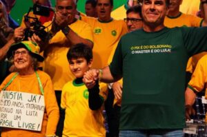 Flávio Bolsonaro (jobbra) Lula da Silva államfő kihívója, de a banki botrány kínossá vált neki