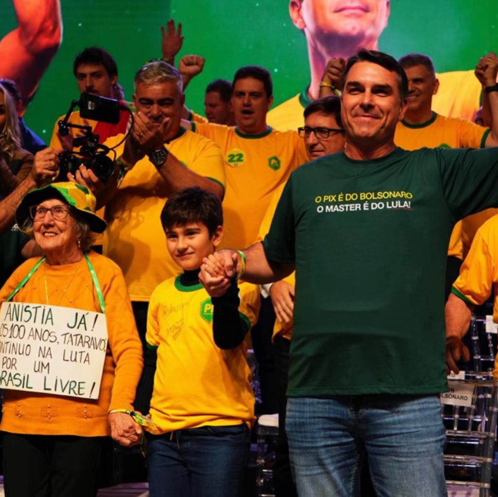 Flávio Bolsonaro (jobbra) Lula da Silva államfő kihívója, de a banki botrány kínossá vált neki