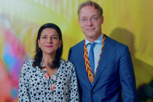Irene Vélez Torres jelenlegi környezetvédelmi miniszter, valamint Jaime de Bourbon-Parma, a holland klímaküldött