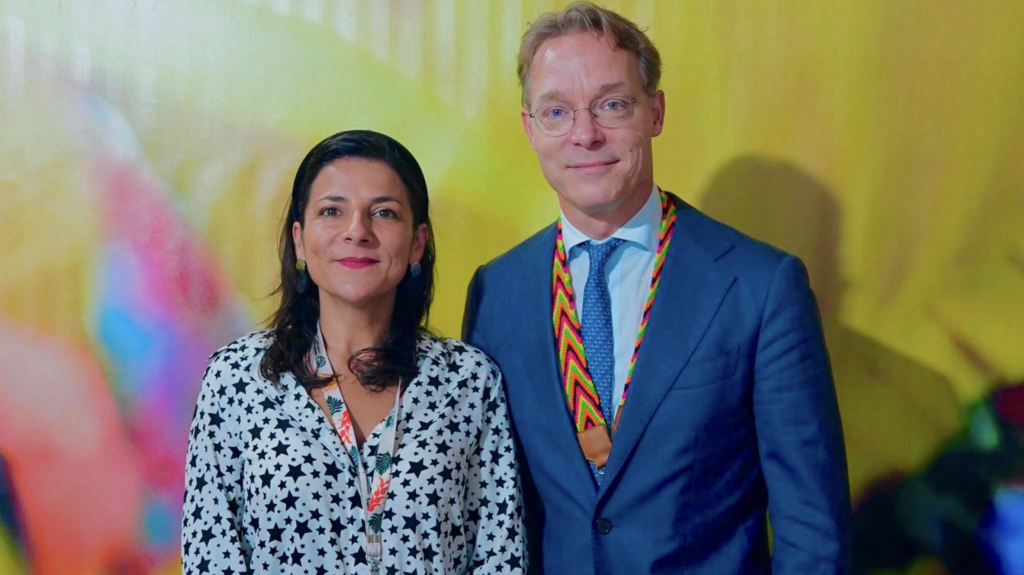 Irene Vélez Torres jelenlegi környezetvédelmi miniszter, valamint Jaime de Bourbon-Parma, a holland klímaküldött