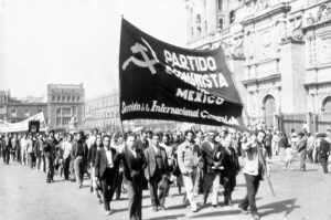 Kommunista aktivisták felvonulnak Mexikóvárosban 1935 januárjában
