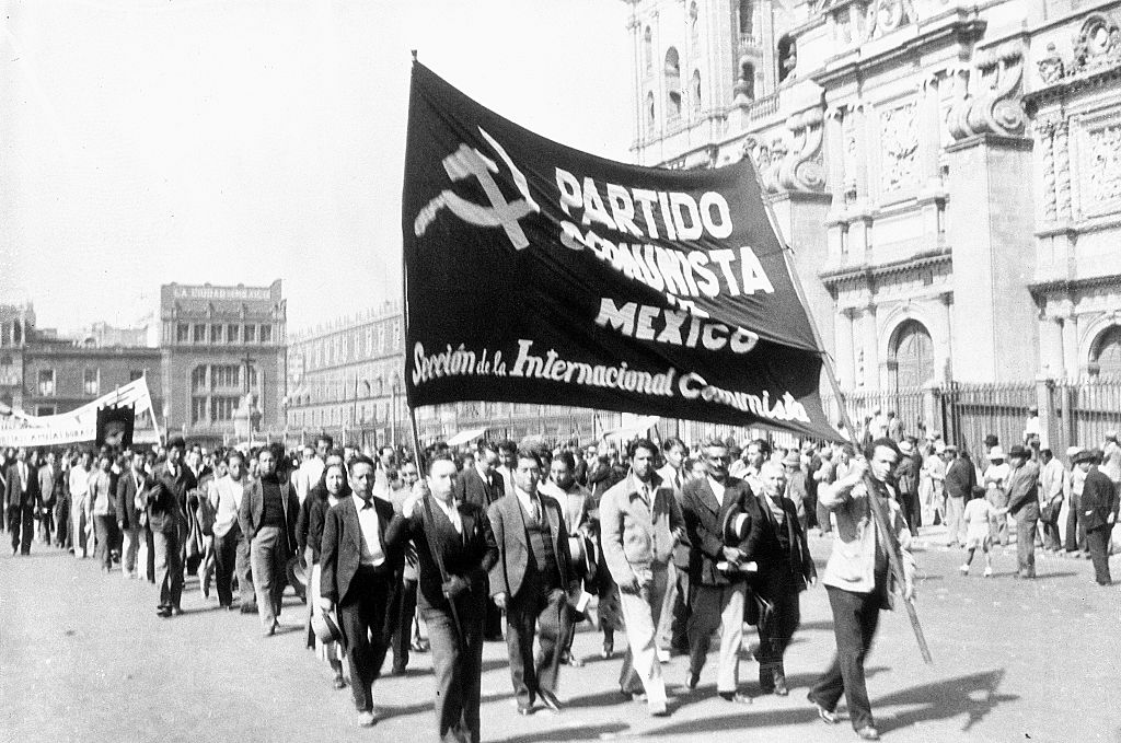 Kommunista aktivisták felvonulnak Mexikóvárosban 1935 januárjában