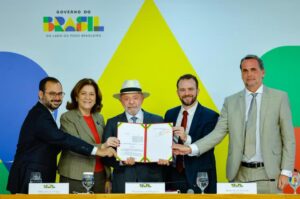 Lula az új program bemutatásán Brazíliavárosban. A kezdeményezés célja a túlzott eladósodottság csökkentése és a belföldi gazdaság stabilizálása