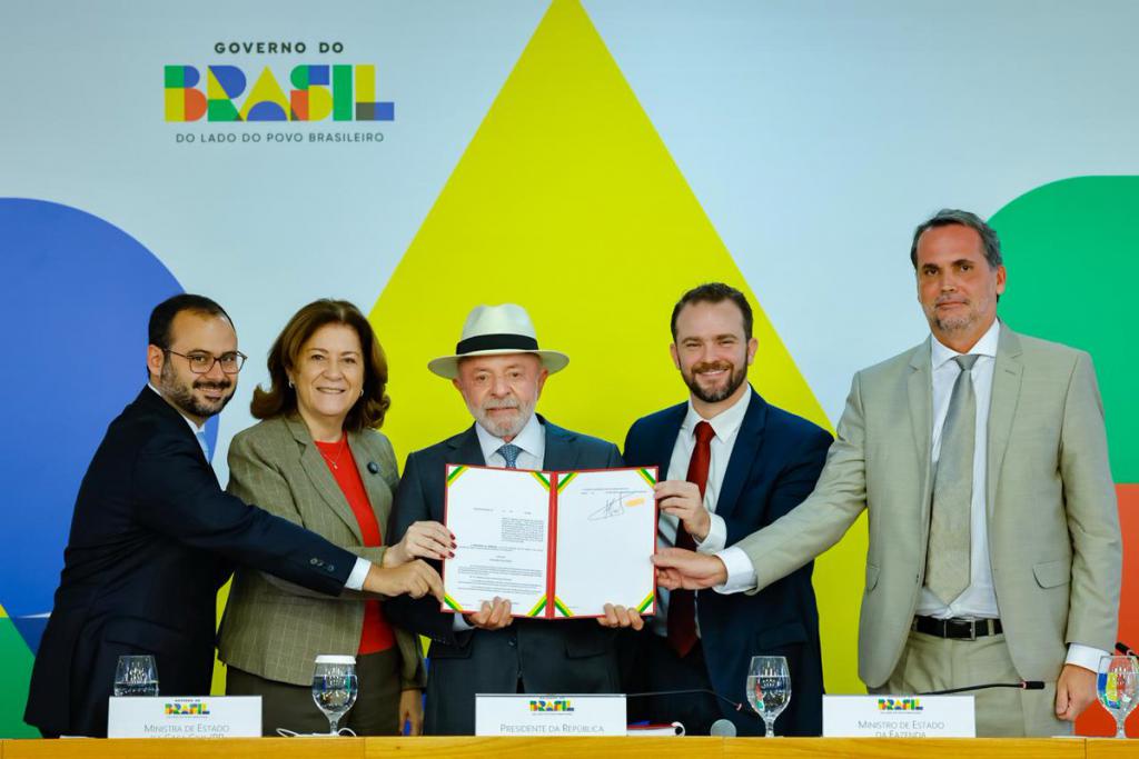 Lula az új program bemutatásán Brazíliavárosban. A kezdeményezés célja a túlzott eladósodottság csökkentése és a belföldi gazdaság stabilizálása