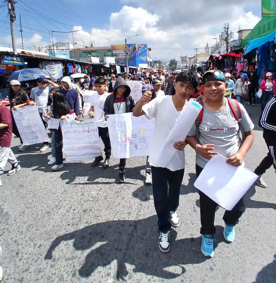 Május 1-jén Quetzaltenangóban, Guatemalában számos dolgozó gyermek és fiatal vett részt, akik jogaikat követelték