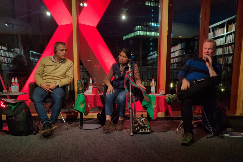 Martin Mäusezahl, Manuel Bustos és Nini Daza (jobbról balra) a berlini Rosa Luxemburg Alapítvány rendezvényén