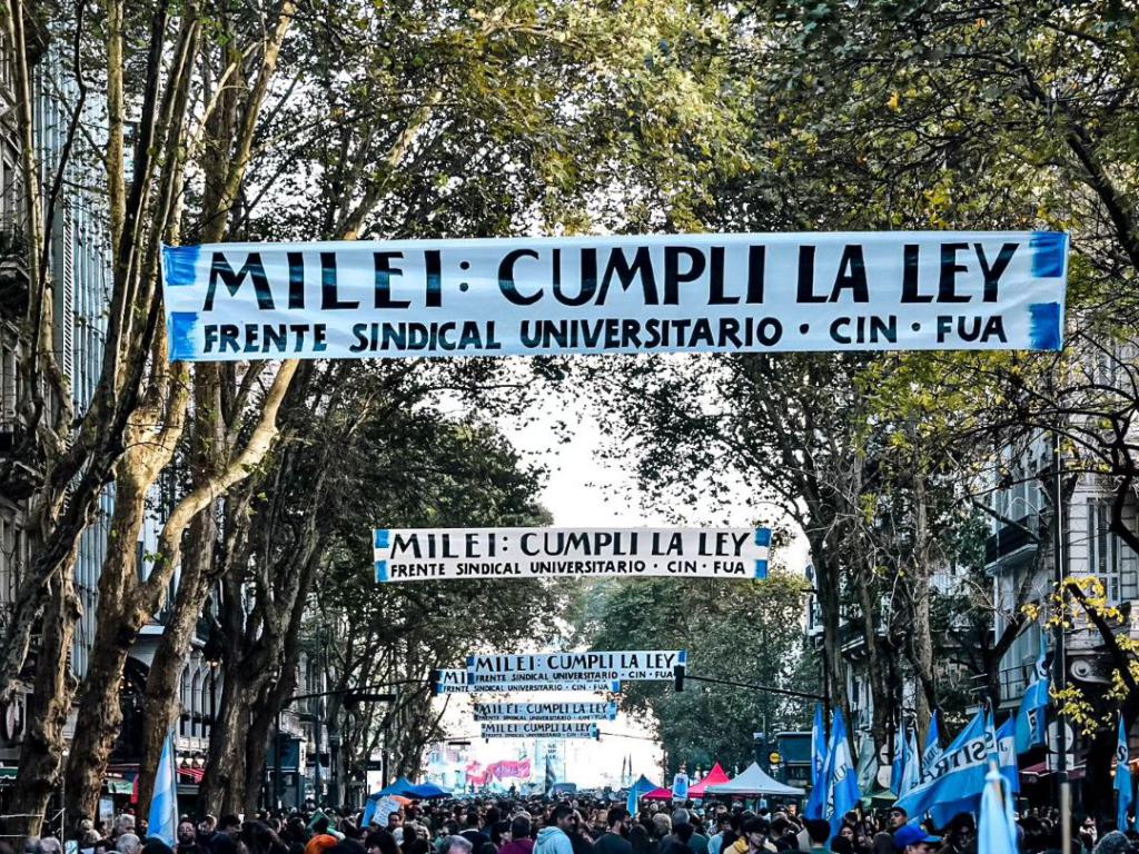 „Milei, tartsd be a törvényt!”, a tüntetések egyik központi követelése