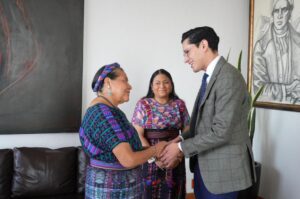 Rigoberta Menchú (a képen balra) a pénteki kinevezéskor