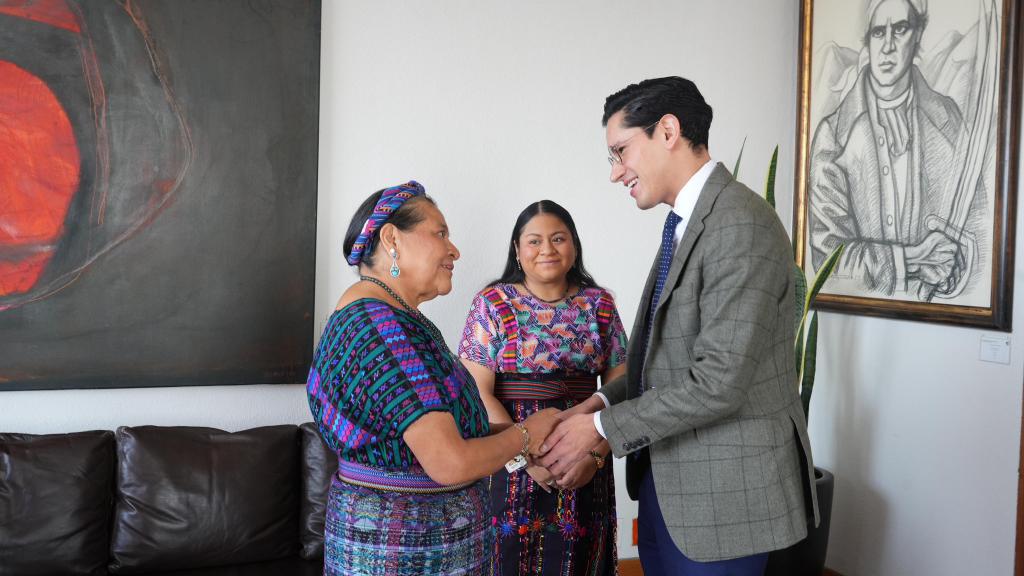 Rigoberta Menchú (a képen balra) a pénteki kinevezéskor