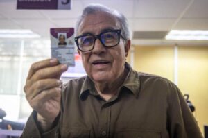 Rubén Rocha Mora mutatja a MORENA párt tagsági igazolványát