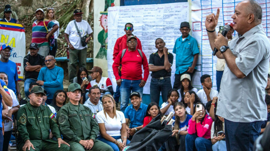 A helyi szintű munka folytatódik: 46 komuna képviselői tárgyalnak Diosdado Cabello belügyminiszterrel arról, hogyan lehetne fellendíteni a helyi gazdaságot a kényszerintézkedések ellenére