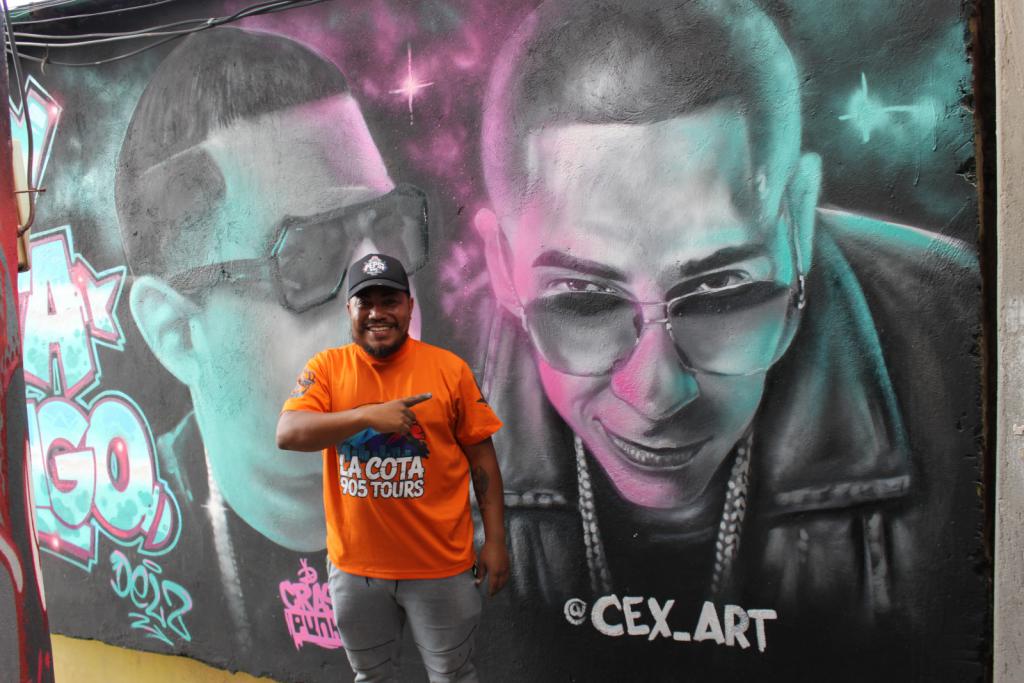 A cex_art graffitiművész egyik falfestménye előtt a Cota 905-ben