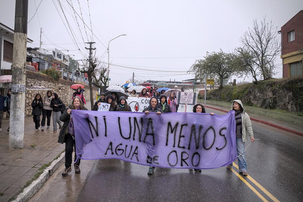 A tüntető menet Agua de Oro-ban, Córdoba északi részén, ahol több százan vonultak fel az esőben