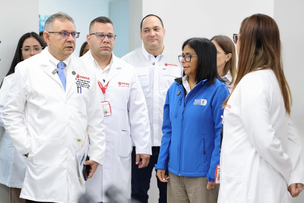Delcy Rodríguez átmeneti elnök a PDVSA állami olajvállalat munkatársaival