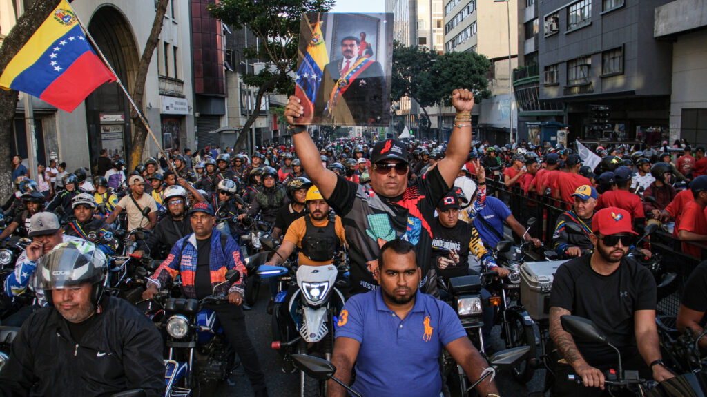 Egy hónappal az elnöki házaspár elrablása után Caracasban több ezer ember követeli Nicolás Maduro és Cilia Flores szabadon bocsátását