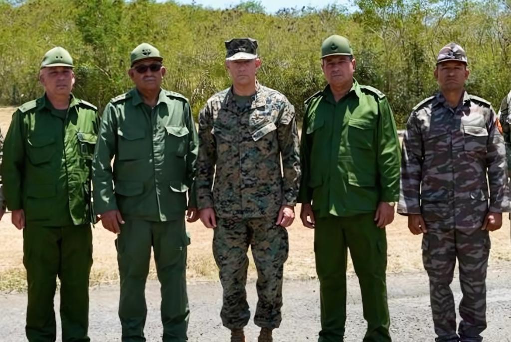 Kubai és amerikai tábornokok az amerikai bázis előtt Guantánamoban