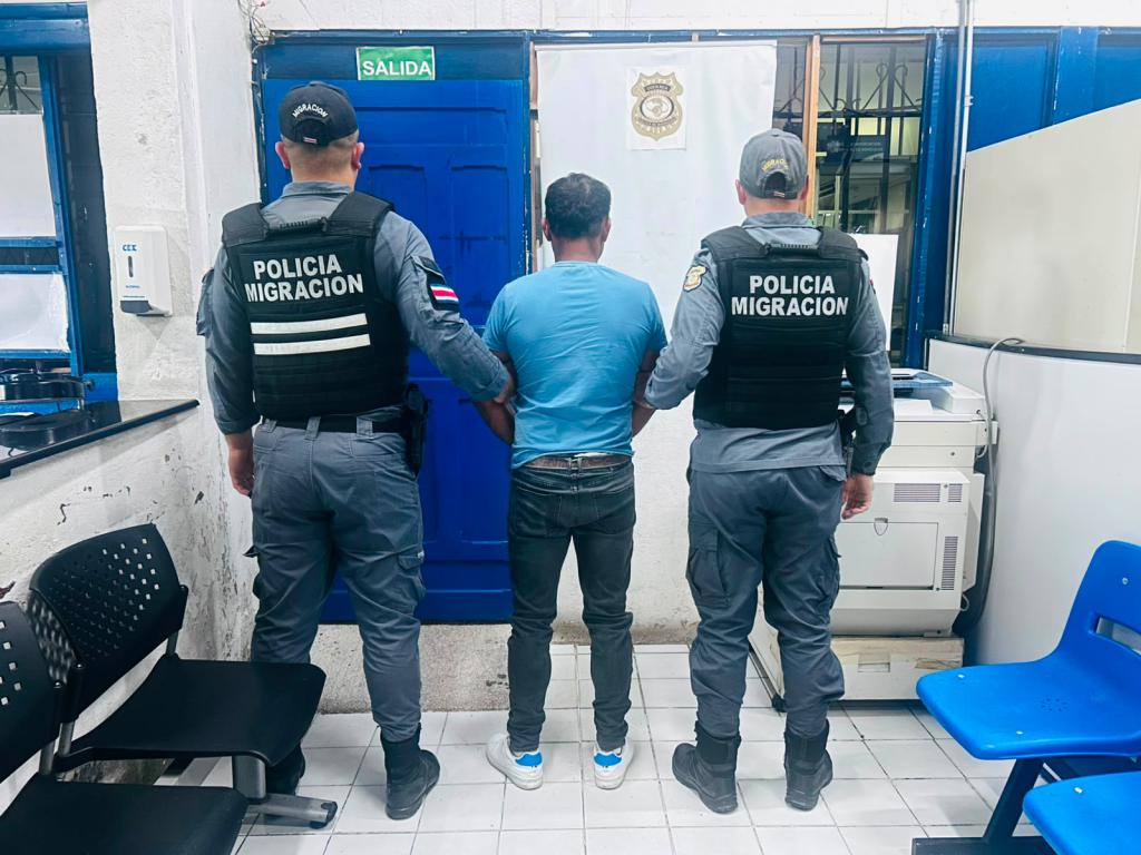 Letartóztatás a costa ricai bevándorlási rendőrség által egy venezuelai és kolumbiai migránsok elleni razzián