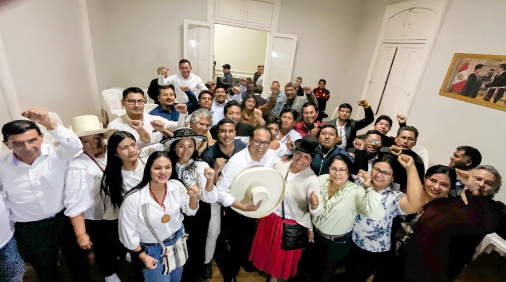 Roberto Sánchez baloldali elnökjelölt a Juntos por el Perú (Együtt Peruban) párt képviselőivel és szenátoraival