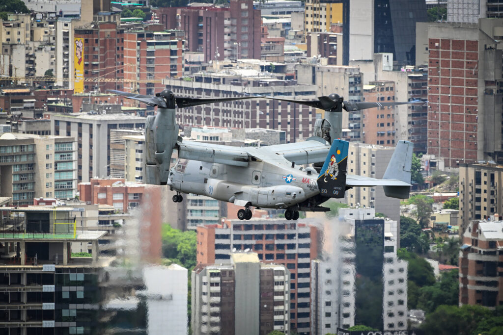 Washington ostora alatt: az amerikai hadsereg gyakorló repülése Caracas tetői felett