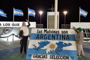 A polgárok a Falkland-háború áldozatainak emlékműve előtt köszönetet mondtak az argentin válogatottnak állásfoglalásáért