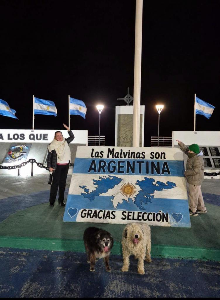 A polgárok a Falkland-háború áldozatainak emlékműve előtt köszönetet mondtak az argentin válogatottnak állásfoglalásáért