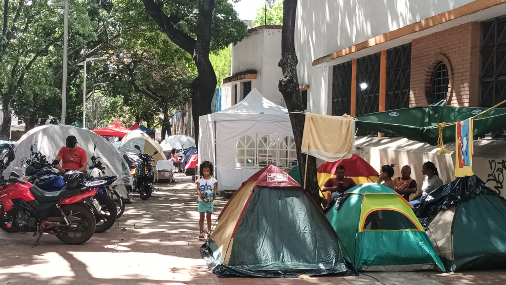 Caracas központjában ideiglenes sátortáborokat állítottak fel menedékhelyként