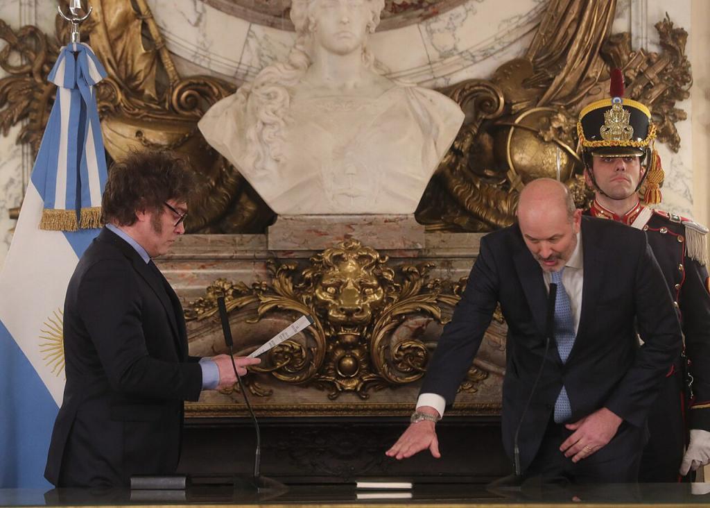 Federico Sturzenegger-t Milei elnök deregulációs miniszterként eskette fel