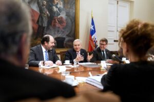 Tomás Rau munkaügyi miniszter részt vesz az új gazdasági bizottság ülésén a La Moneda elnöki palotában