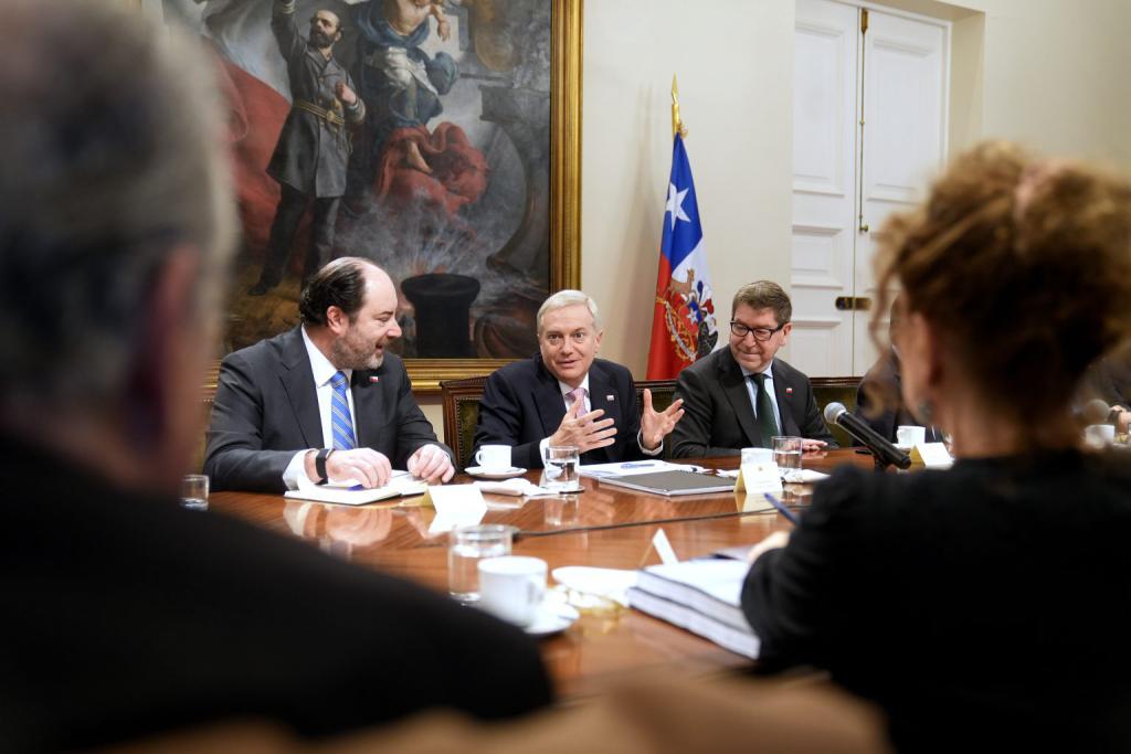 Tomás Rau munkaügyi miniszter részt vesz az új gazdasági bizottság ülésén a La Moneda elnöki palotában
