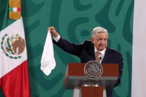 A fehér kendővel López Obrador azt akarta jelképezni, hogy a korrupciónak már nincs alapja. Trump és társai azonban másképp gondolják
