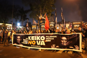 Transzparens: „Az emlékezetért, az igazságosságért és a méltóságért. Keiko nem! Soha többé Fujimori!”
