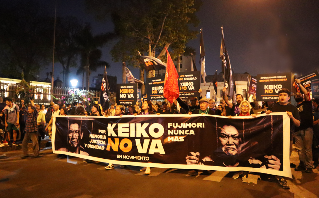 Transzparens: „Az emlékezetért, az igazságosságért és a méltóságért. Keiko nem! Soha többé Fujimori!”