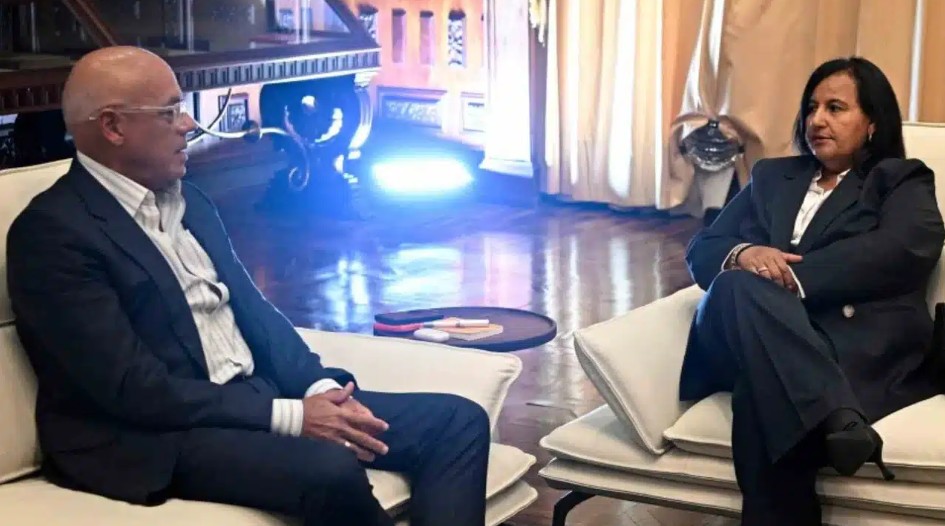 Jorge Rodríguez és Dinorah Figuera (itt az első, június 18-i találkozón) vezetik a kormány és az ellenzék delegációit