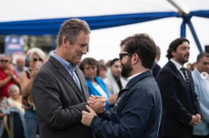Juan Carlos Muñoz, a közlekedési és távközlési miniszter, Gabriel Boric volt elnök társaságában egy vasútvonal megnyitóján Talagante-ban.