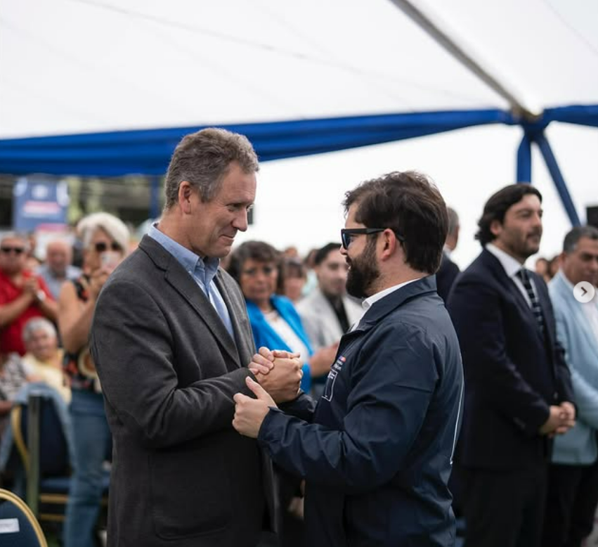 Juan Carlos Muñoz, a közlekedési és távközlési miniszter, Gabriel Boric volt elnök társaságában egy vasútvonal megnyitóján Talagante-ban.