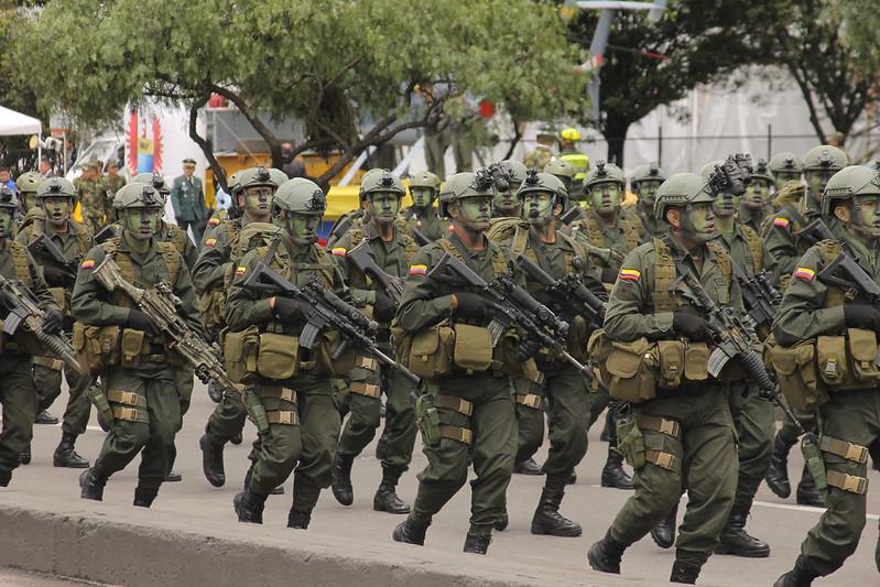 Kolumbia Brazília után Latin-Amerika második legnagyobb haderejével rendelkezik; évente körülbelül 10.000 katona vonul ki az aktív szolgálatból