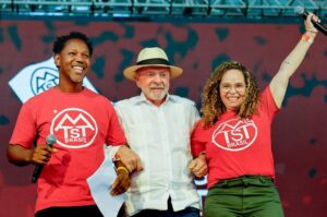 Lula az MTST városi szociális mozgalommal tagjaival