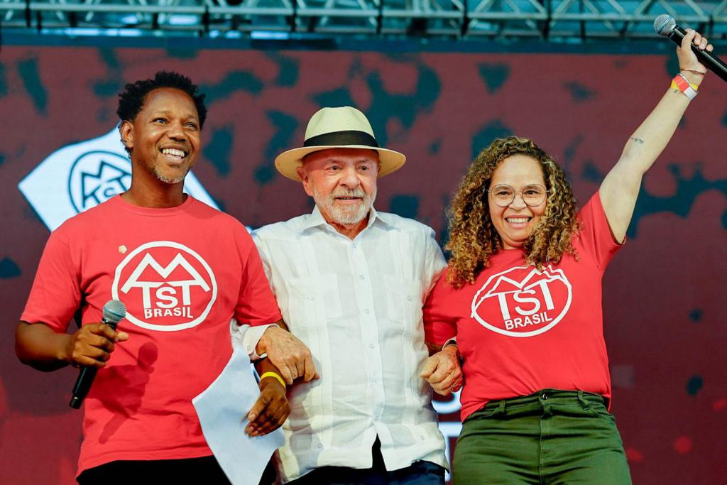 Lula az MTST városi szociális mozgalommal tagjaival