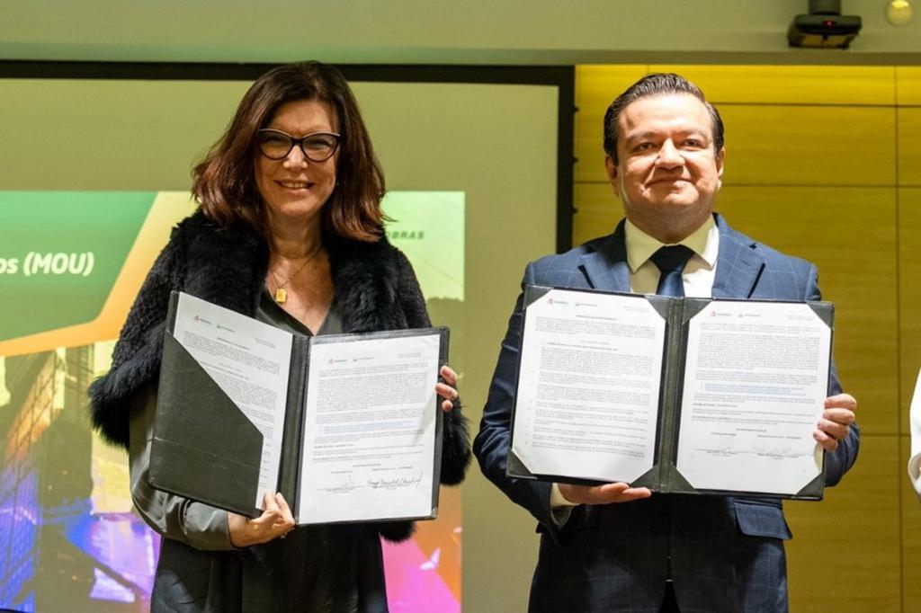 Magda Chambriard (Petrobras) és Juan Carlos Carpio Fragoso (Pemex) aláírják az együttműködési megállapodást
