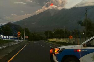 Útlezárás a guatemalai Fuego vulkán lábánál