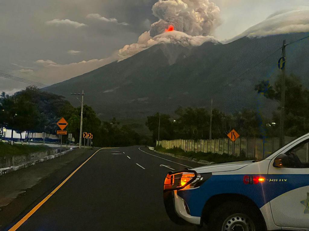 Útlezárás a guatemalai Fuego vulkán lábánál