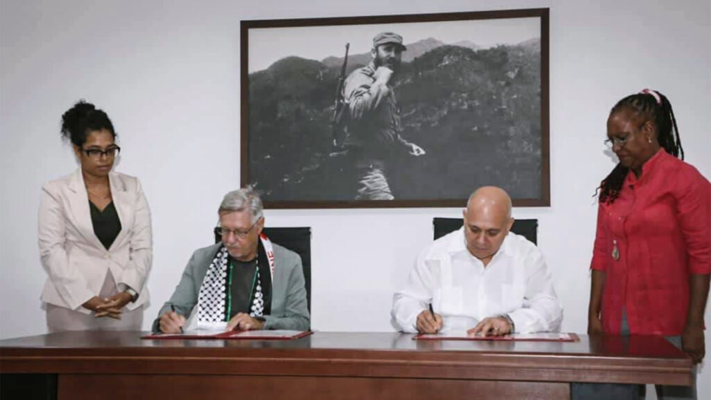 Walter Baier (balra) és Roberto Morales Ojeda (jobbra) aláírják a szolidaritási megállapodást