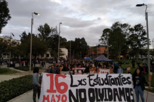 Diáktüntetés a bogotái Universidad Nacional de Colombia-n 2021-ben az 1984-es egyetemi rendőri beavatkozás emlékére