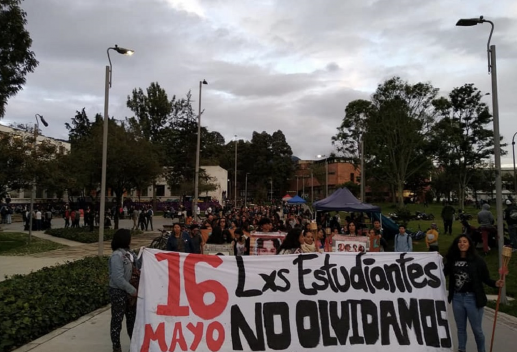 Diáktüntetés a bogotái Universidad Nacional de Colombia-n 2021-ben az 1984-es egyetemi rendőri beavatkozás emlékére