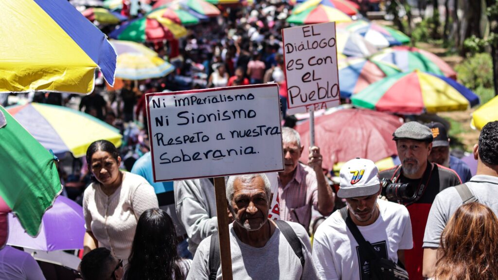 Hétről hétre tüntetnek a chavisták Caracasban a kormány politikája ellen