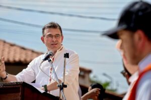 Rodrigo Paz itt a szónoki emelvényen, de a bolíviai politikában egyre inkább elszigetelődik