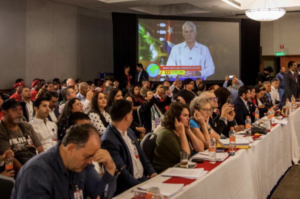 A Mexikóvárosban megrendezett 30. szeminárium résztvevői Miguel Díaz-Canel videóüzenetét nézik